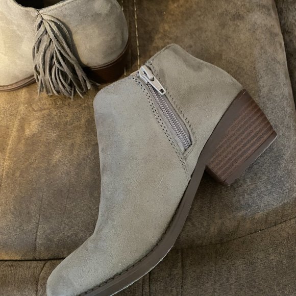 Ladies Gray Suede Fringe boots - Picture 6 of 6